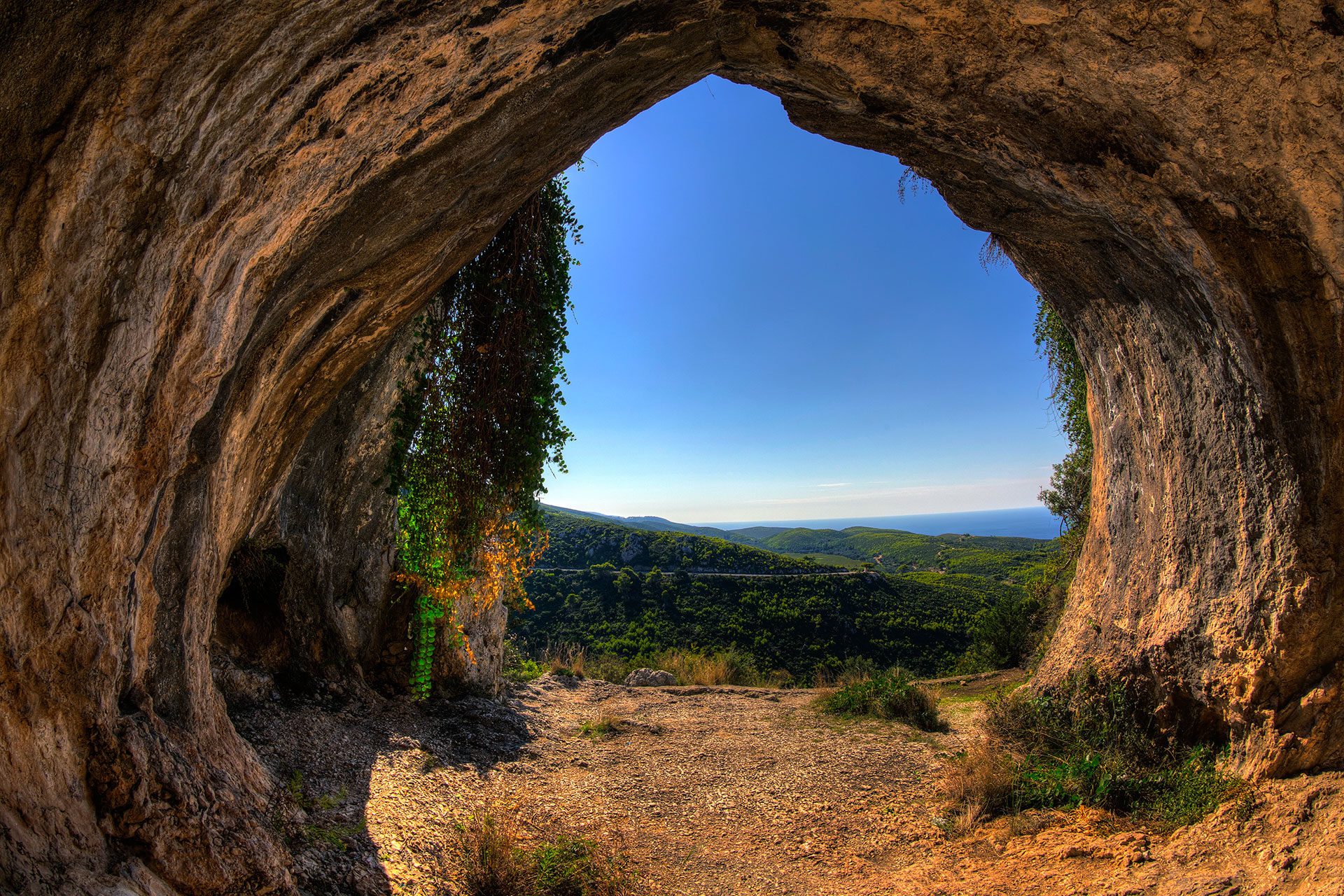 image presenting excursion Damianos Cave